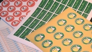 Useiden tarrojen tilaaminen yhdelle arkille