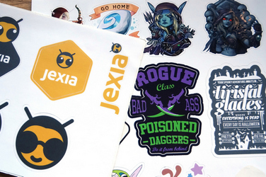 useita vapaamuotoisia tarroja